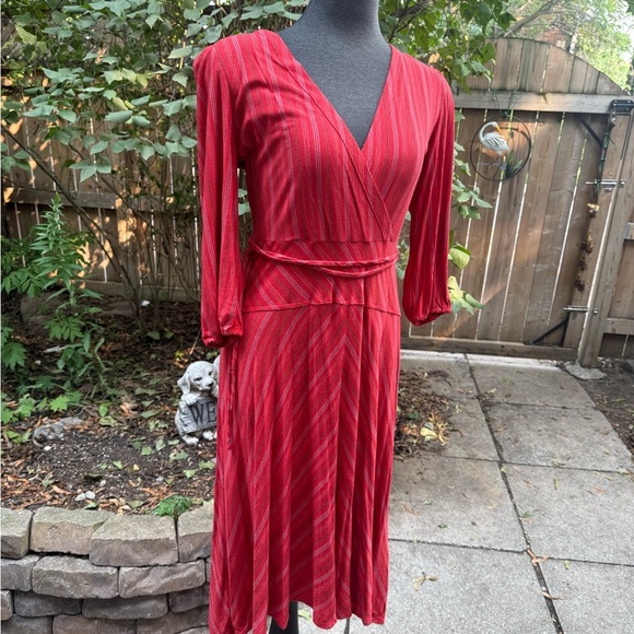 Elegant Red V-Neck Dress - Picture 1 of 9